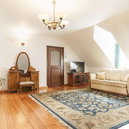 Apartamenty W Dworku Cheval クラクフ エクステリア 写真