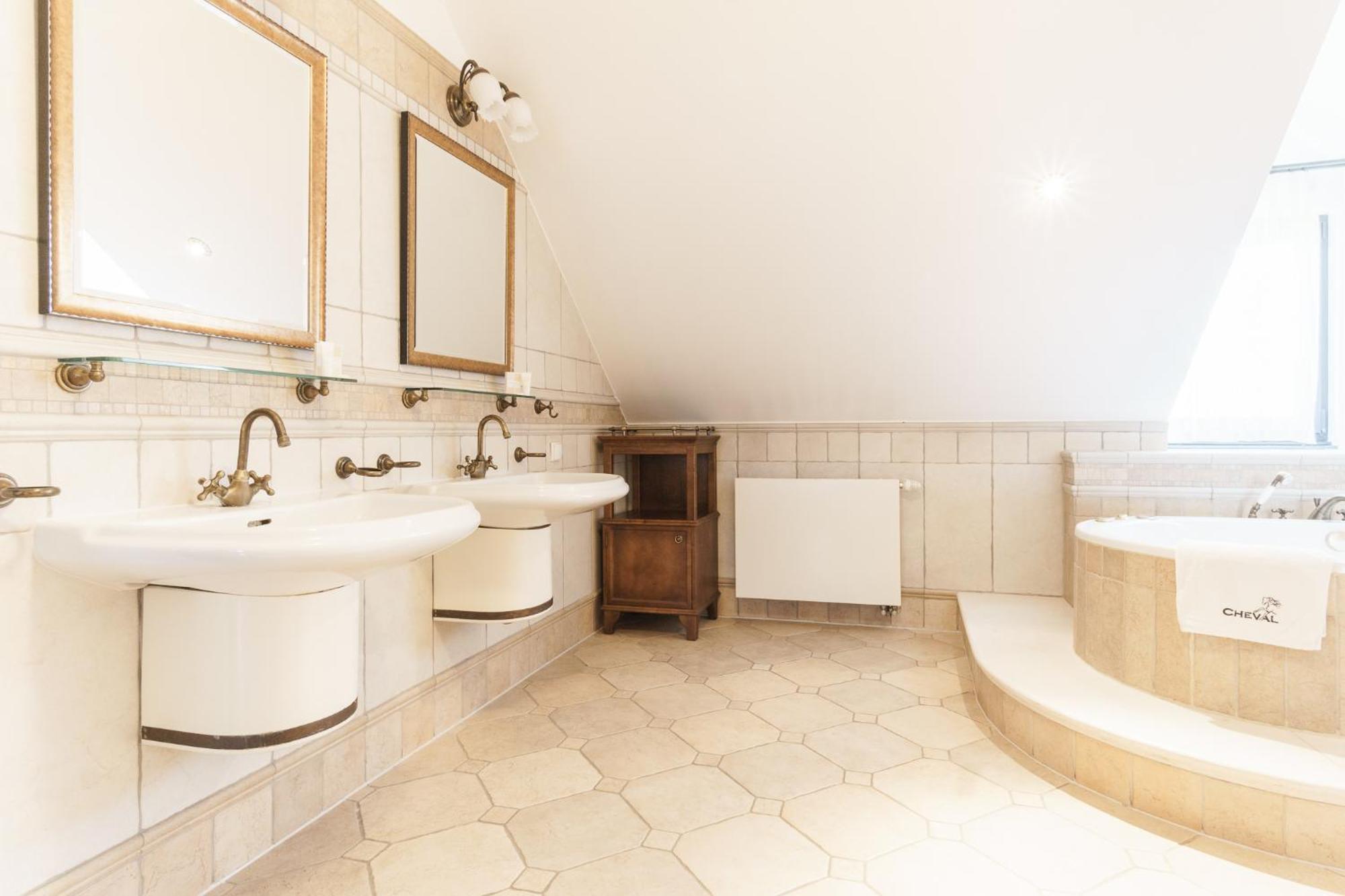 Apartamenty W Dworku Cheval クラクフ エクステリア 写真